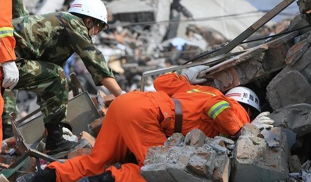 16年前,汶川女警揭衣露乳哺育9婴,归来连升四级,如今怎样了?