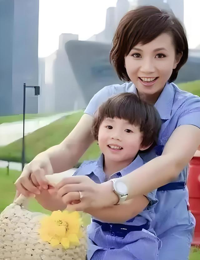 47岁肇庆美女李静雯：今日关注走红，12年事业低谷换女儿童年快乐