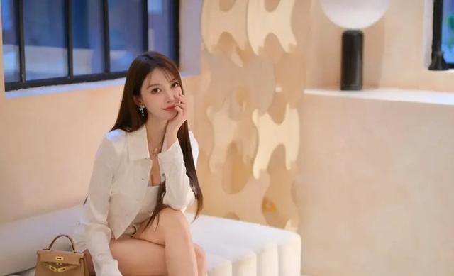 男神恋情曝光,网红女友私照惹争议,代言商坐不住了