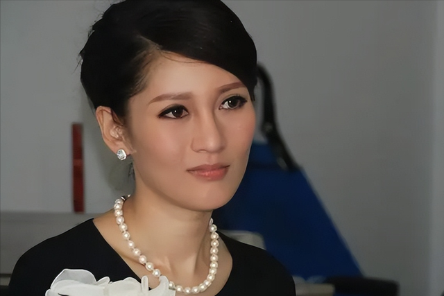 背叛丈夫跟医生相好,转移丈夫12 亿,靠一首歌在春晚爆红的她真狠