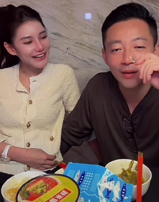 回应争议！马筱梅直播间亮孕肚，怀孕5个月依旧苗条，细节获好评