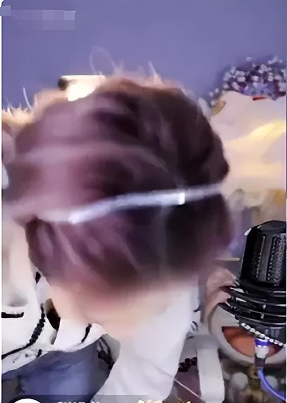 YY主播分手被前男友爆出大尺度视频，直播当场痛哭