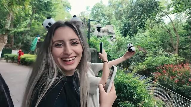 汪汪和玛利亚带兰娜夏娃看大熊猫搭帐篷，激动热舞，羡慕川美蜀乐