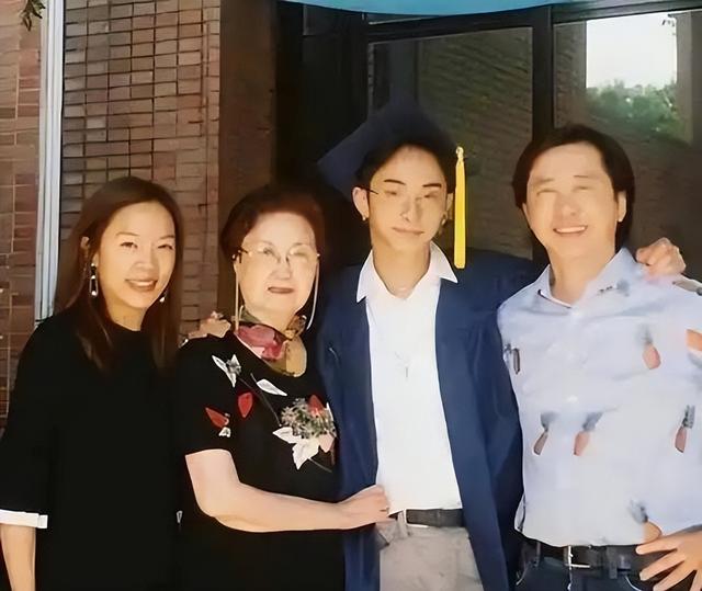 63岁庾澄庆和49岁妻子罕见同框，主播妻子张嘉欣状态超好