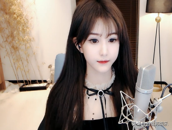 神豪蓝杉两月消费1700万，原先在YY支持微凉，为其豪开国王