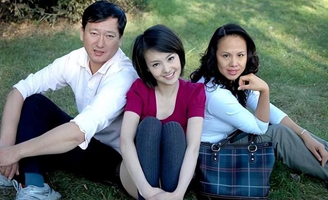 从“内娱顶流”到“全网封杀”，31岁郑爽是如何走向堕落的？