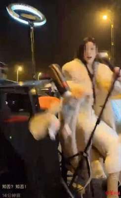 直播录像女主播(女主播深夜路边直播，拒绝搭讪后被撞，视频引发网友热议)