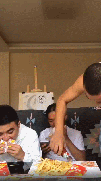 如何评价这个女主持人，主持了一半把丝袜脱了？