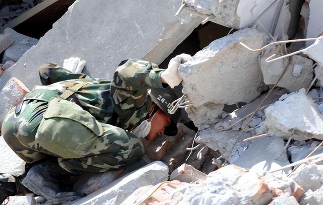 16年前,汶川女警揭衣露乳哺育9婴,归来连升四级,如今怎样了?