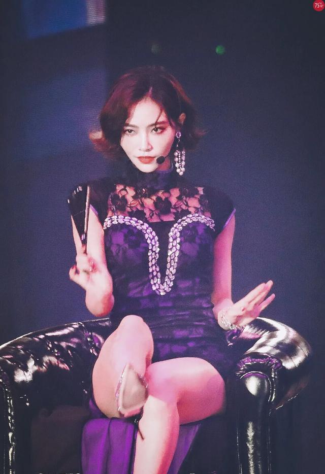 女星舞台旗袍激情舞蹈，妩媚神情太撩人！