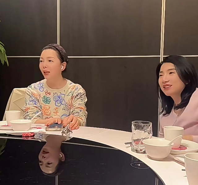 主持人仇晓嫁富商后罕露面，54岁气质仍出众，17岁儿子帅气赛明星