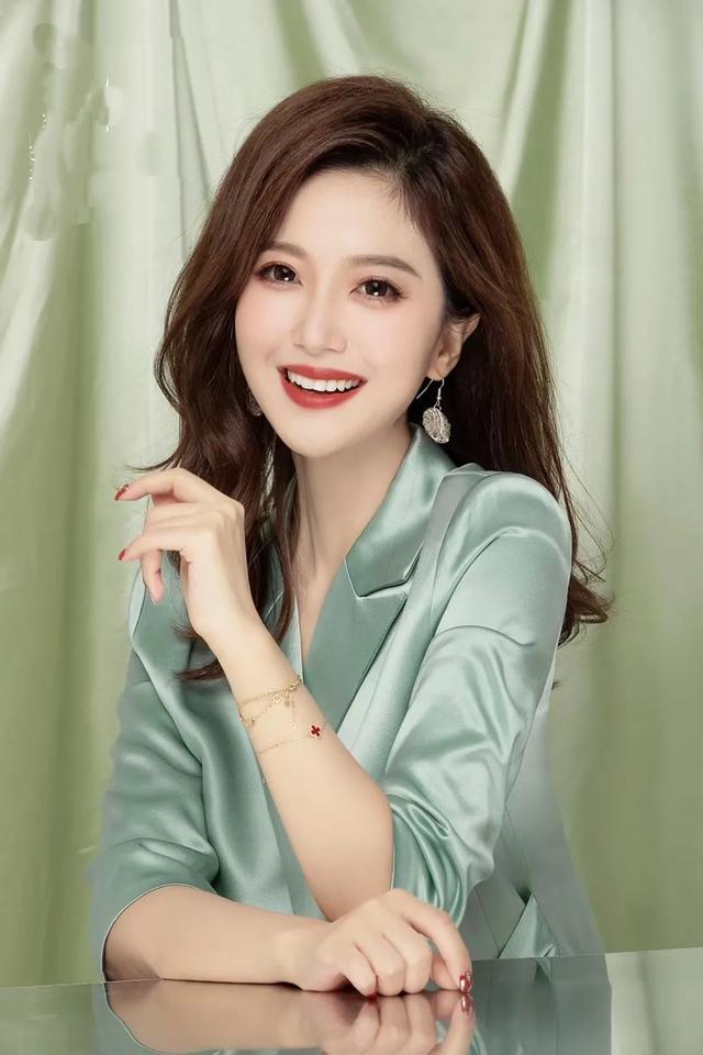 央视新晋主持刘心悦，美貌与智慧并重，未来主持界之星