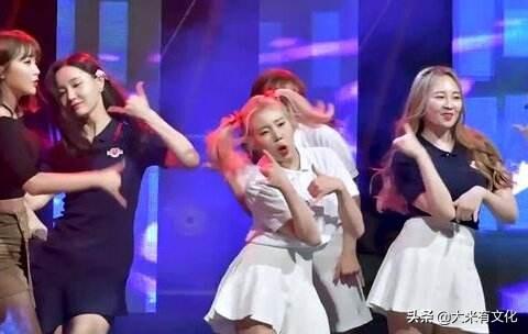 刷爆抖音的韩国灵魂舞者黄毛双马尾，硬是把女神洪真英跳成了伴唱
