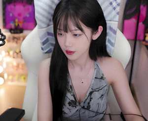 女主播艾琳视频大全(艾琳穿白色吊带直播，“哇塞”身材展露无遗，这不花钱可以看的？)