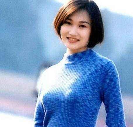 央视女主播李梓萌为显端庄大方戴14年假发，摘下假发的她像张曼玉