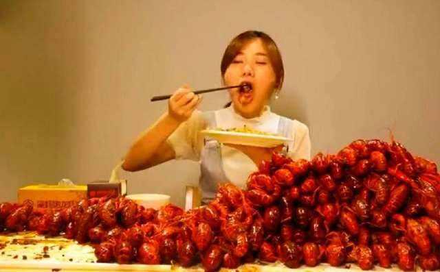 美女吃播都是大胃王？镜头拉进才知道真相，原来是“假吃”