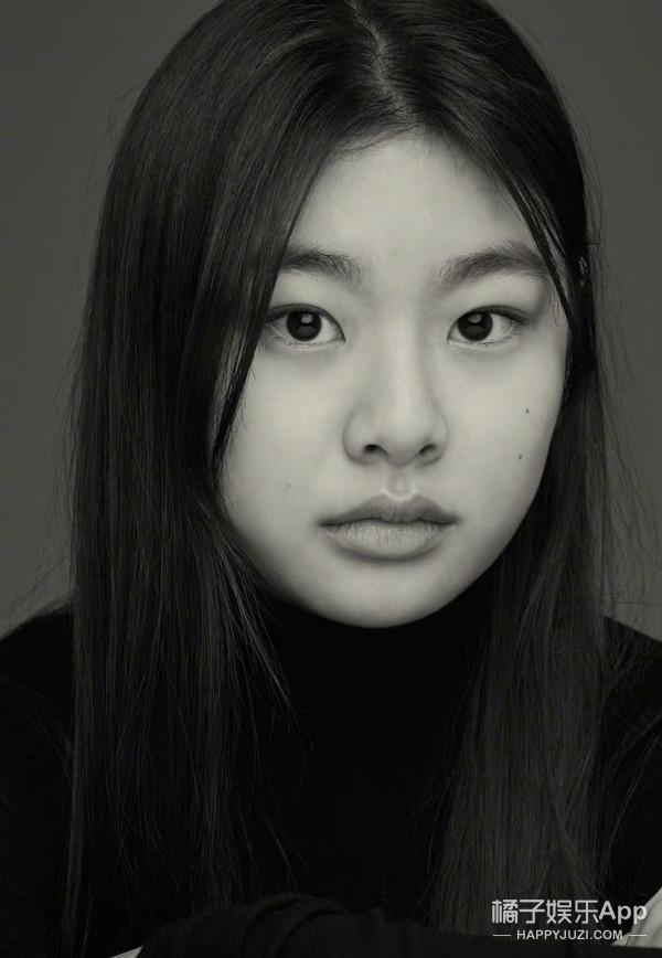 还记得《釜山行》里孔刘的女儿秀安吗？追星追得太成功了