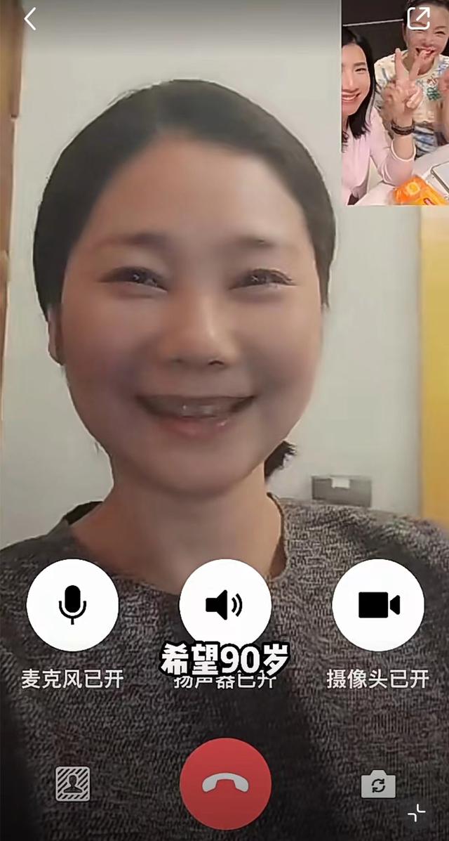 主持人仇晓嫁富商后罕露面，54岁气质仍出众，17岁儿子帅气赛明星