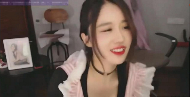 轩子直播玩女仆服务，最后还体温加热冰牛奶