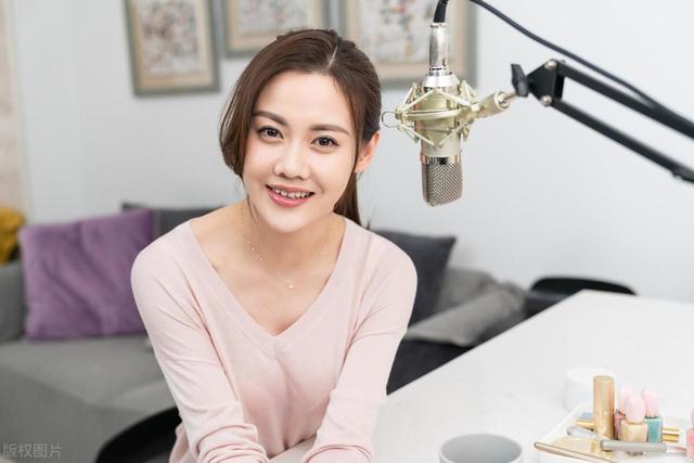 抖音里很多女生直播，啥才艺没有也没人观看，她们在坚持什么？