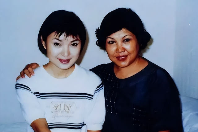 背叛丈夫跟医生相好,转移丈夫12 亿,靠一首歌在春晚爆红的她真狠