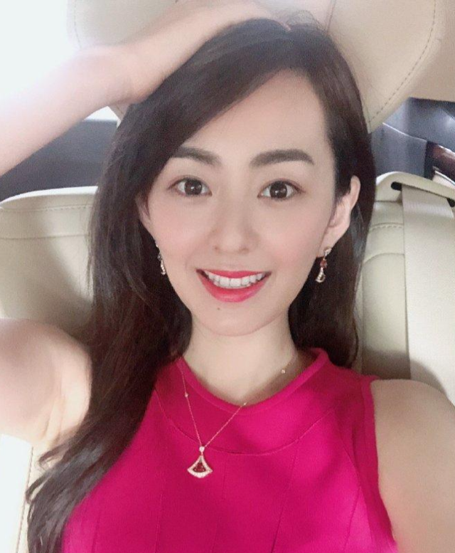上海财经美女主持孙睿淇，台上台下都风光，婆家背景让人心生羡慕