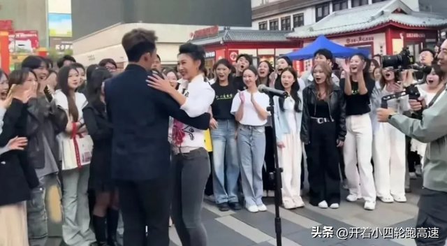 47岁李梓萌沈阳被偶遇，和180帅哥共舞吐舌头，穿紧身裤胯大腿粗