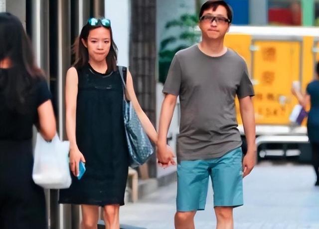 63岁庾澄庆和49岁妻子罕见同框，主播妻子张嘉欣状态超好