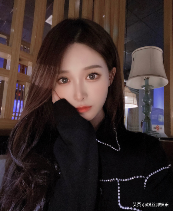 神豪蓝杉两月消费1700万，原先在YY支持微凉，为其豪开国王