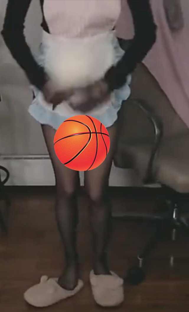 轩子直播玩女仆服务，最后还体温加热冰牛奶