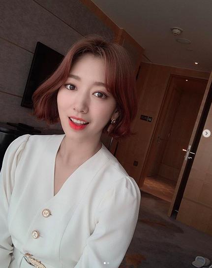 30岁朴信惠肉肉脸下垂，水蜜桃感不再？差的是一对改面相耳环