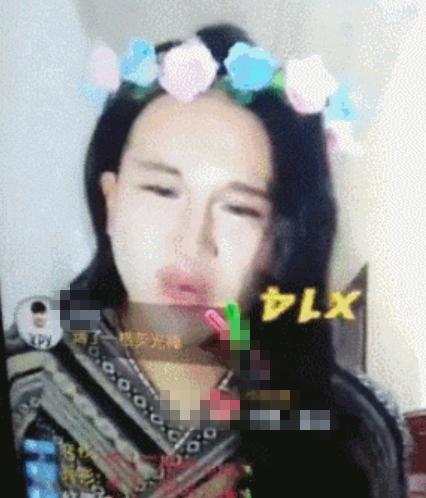 蛇精女滴完风油精去见干爹，狂炫阿斯顿马丁，素颜秒变大妈