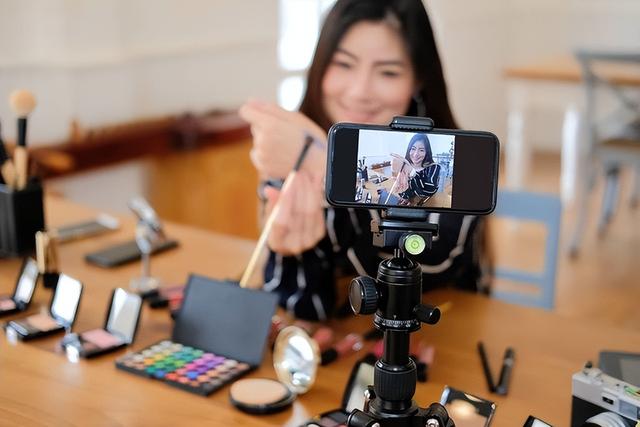 女主播:喝酒走红引热议