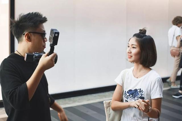 一个帅哥，每天在街头拉陌生男女随机相亲，2年撮合1000对