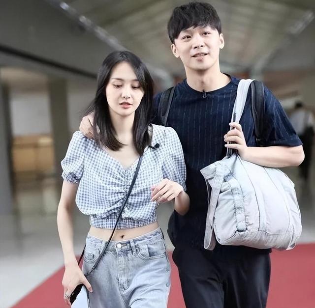 从“内娱顶流”到“全网封杀”，31岁郑爽是如何走向堕落的？