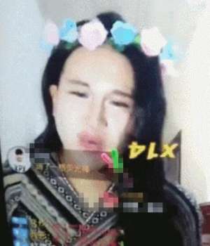 女主播滴风油精(蛇精女滴完风油精去见干爹，狂炫阿斯顿马丁，素颜秒变大妈)