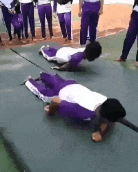 如何评价这个女主持人，主持了一半把丝袜脱了？