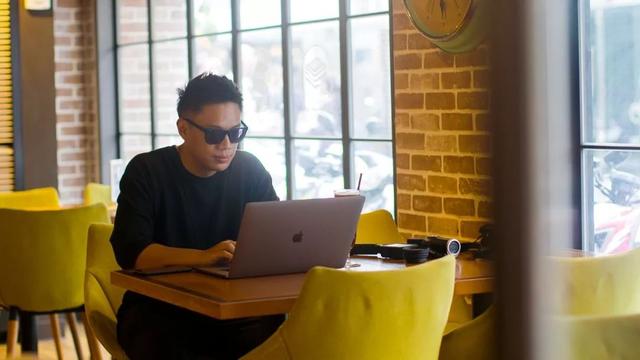 一个帅哥，每天在街头拉陌生男女随机相亲，2年撮合1000对