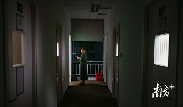 百万粉丝女主播的“双十一”之夜：凌晨3点下播后，她睡在了直播间