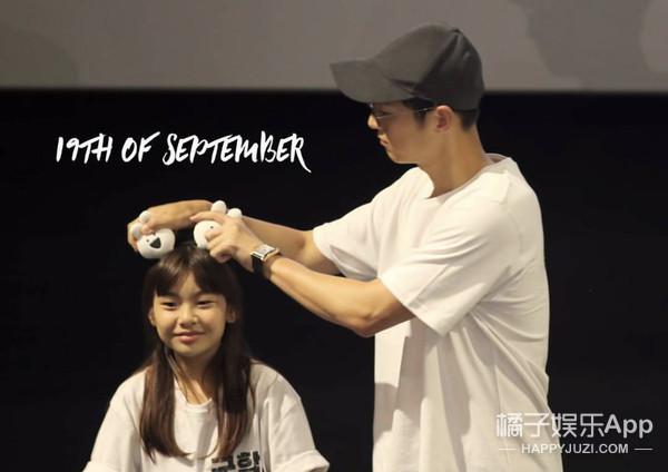 还记得《釜山行》里孔刘的女儿秀安吗？追星追得太成功了