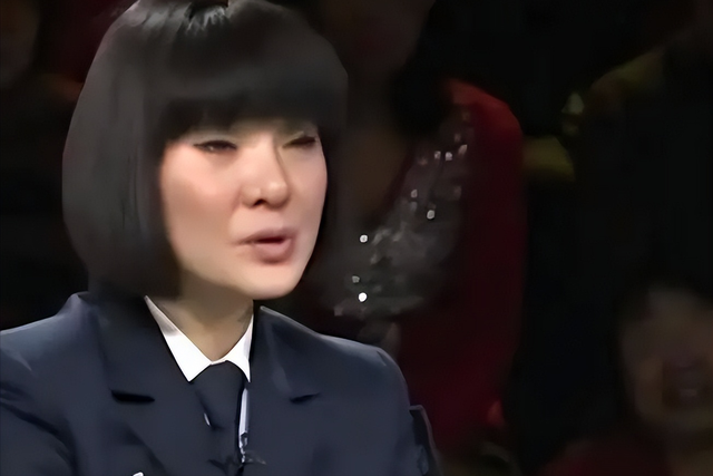 背叛丈夫跟医生相好,转移丈夫12 亿,靠一首歌在春晚爆红的她真狠