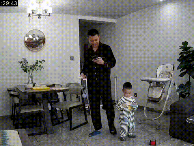 “弟弟的女同学才初一，都这么早熟了吗？”哈哈哈