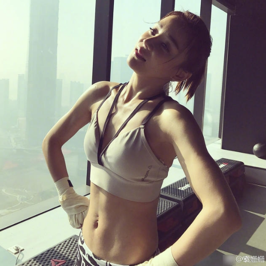 马甲线女神袁珊珊直播间晒健身食谱，早餐鸡蛋豆浆，晚餐只吃蔬菜