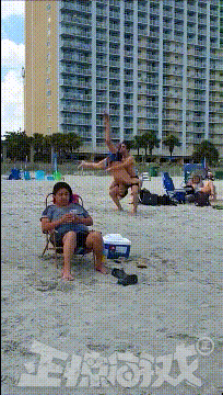 正惊GIF：有善口技者！美女肺活量惊人，一口气将鸡蛋从壳里吹出？