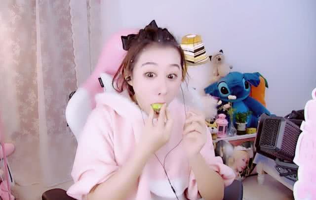 虎牙邓黑妞“毁形象”上演土味模仿,网友:女神怎样都好看