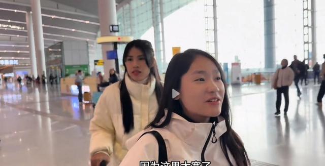 想分一杯羹？小松姐姐之前不露面，这次为何跟着小松去直播？