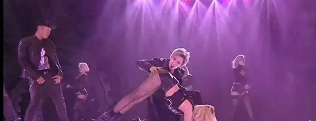 韩国女团成员侧乳着装曝光，网友：露点还是传统文化