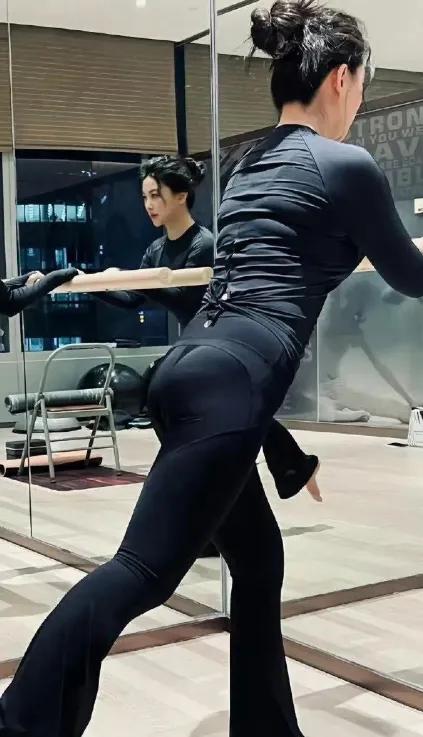 40岁朱珠晒“蜜桃臀”，丰满有料，性感撩人，简直就是人间尤物