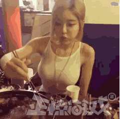 正惊GIF：有善口技者！美女肺活量惊人，一口气将鸡蛋从壳里吹出？