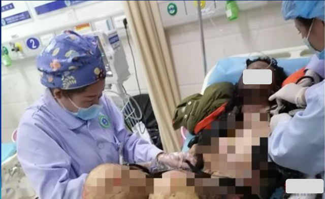 网红女主播直播时前夫泼汽油持打火机引爆，汽油淋身她大喊让爸爸快跑，全身90%烧伤，后续治疗还需几百万